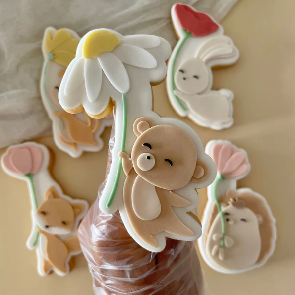 WALDTIERE (3) 1 - Teddybär mit Blume (Ausstechform und Stamp)