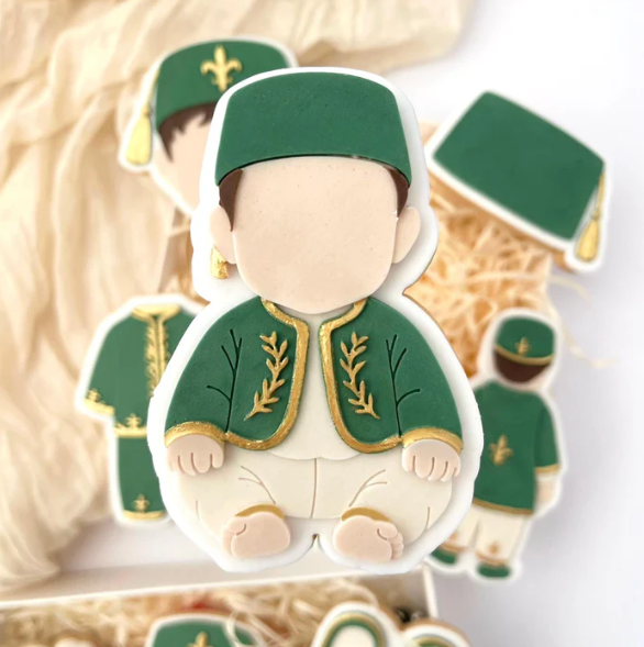 BESCHNEIDUNG 15 - Kleiner Junge sitzt (Ausstechform und Stamp)