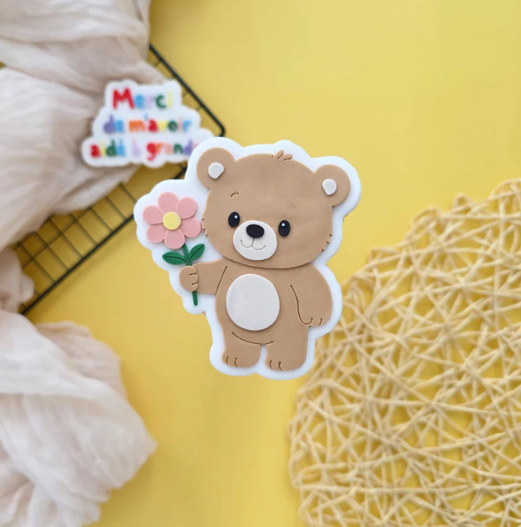 SCHULE / SCHOOL 42 - Teddybär mit Blumen