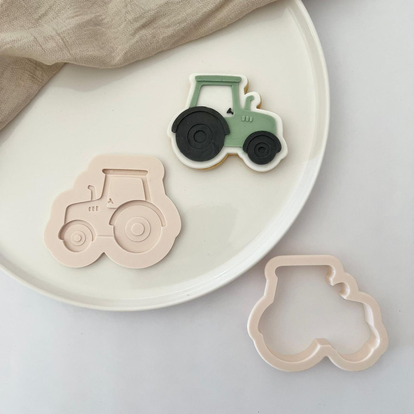 BAUERNHOF (2) 8 - Traktor (Ausstechform und Stamp)