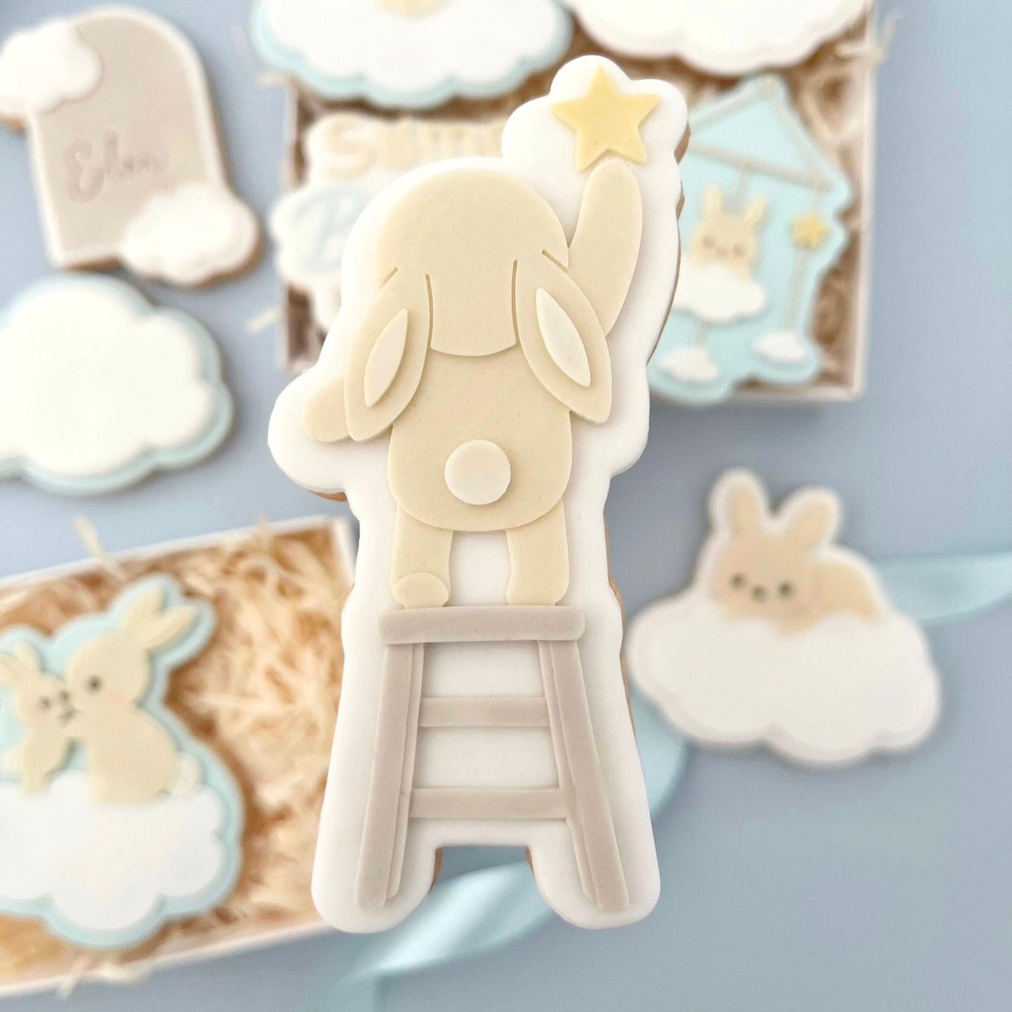 WOLKENHASE 4 - Kaninchen auf dem Hocker (Ausstechform und Stamp)