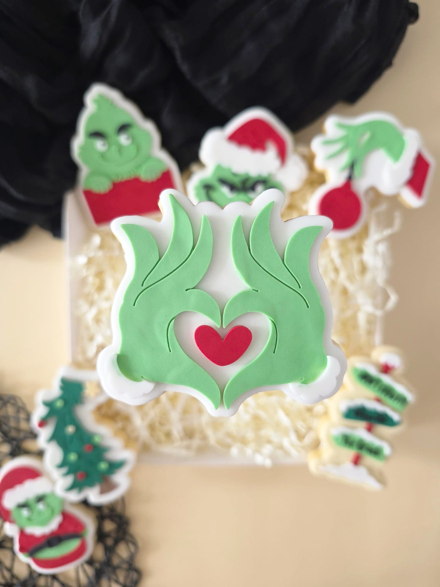 WEIHNACHTEN 2025 - 46 Grinch-Herzhände