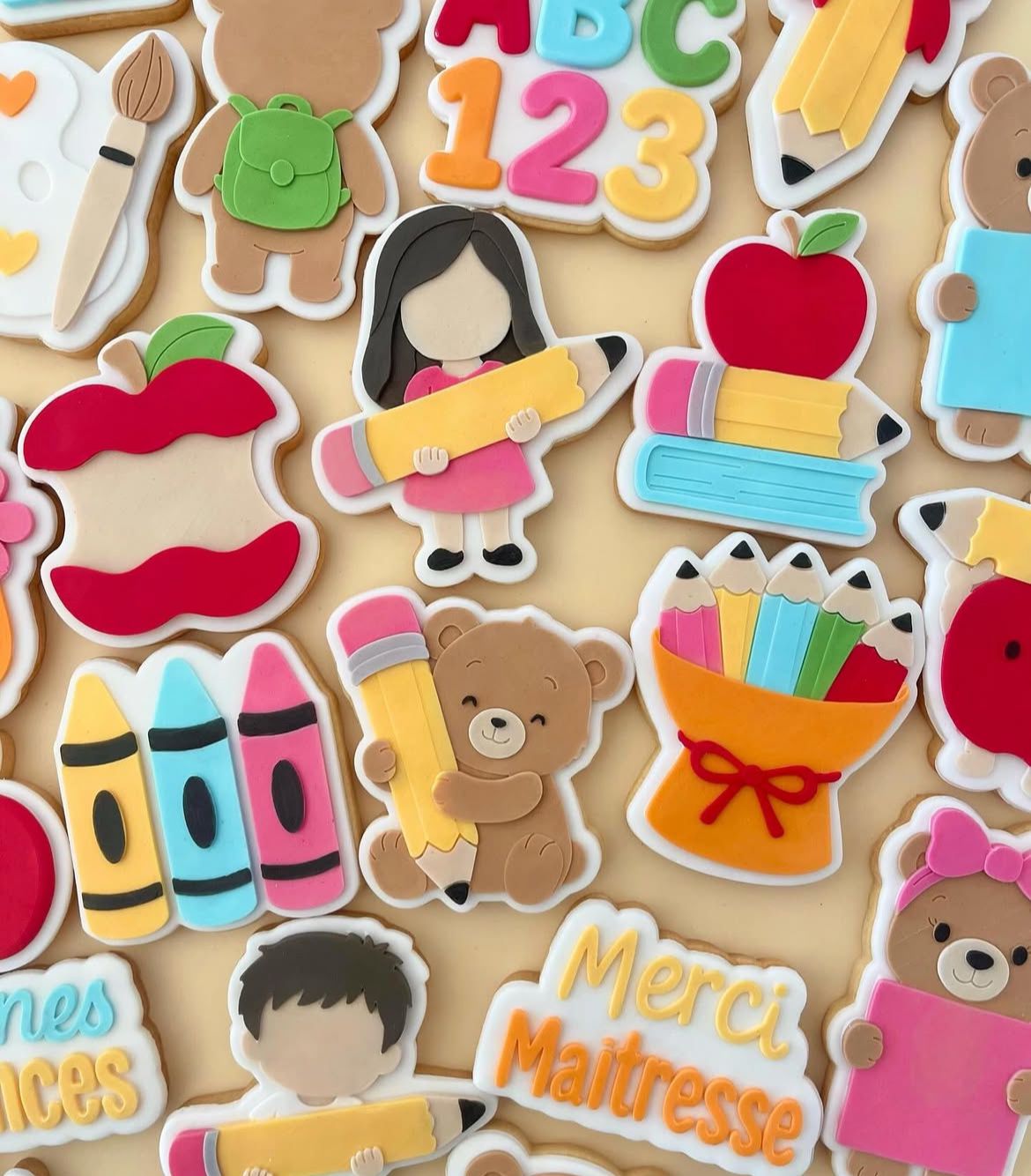 SCHULE / SCHOOL Ausstechform und Stamp KOLLEKTION