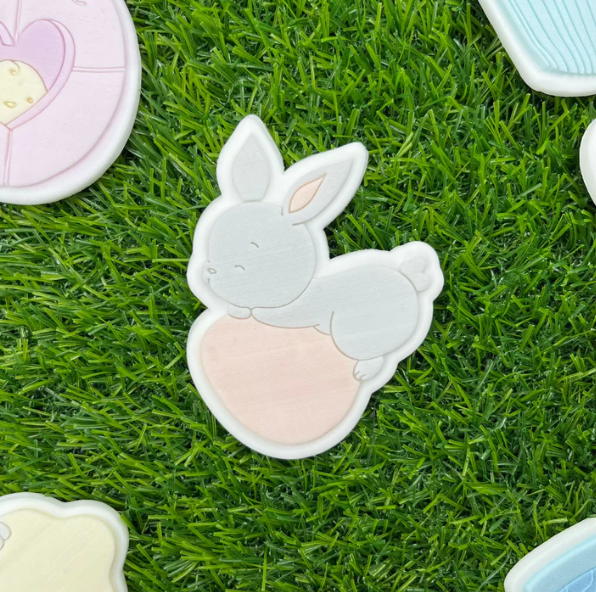 OSTERN 29 - Kaninchen auf dem Ei (Ausstechform und Stamp)