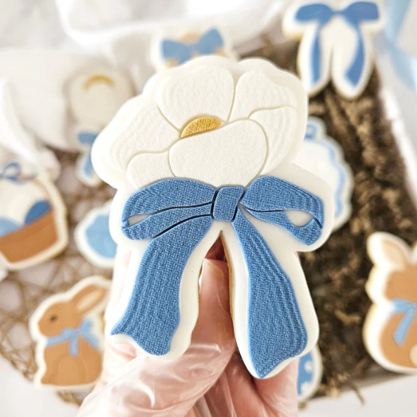 OSTERN 57 - Blume mit Schleife (Ausstechform und Stamp)