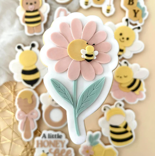 BABY-BIENE 15 - Biene auf Blume (Ausstechform und Stamp)