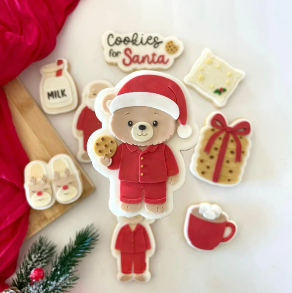 WEIHNACHTEN 2025 - 23 Weihnachtsbär im Pyjama