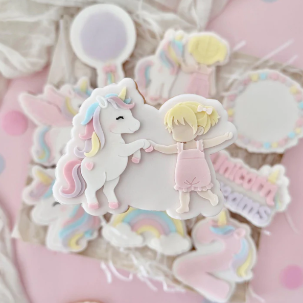 UNICORN/EINHORN 39 - Kleines Mädchen mit Einhorn