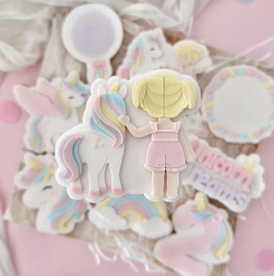 UNICORN/EINHORN 40 - Kleines Mädchen mit Einhorn von hinten