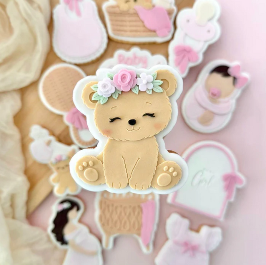 BABY GIRL 2 - Sitzender Teddybär