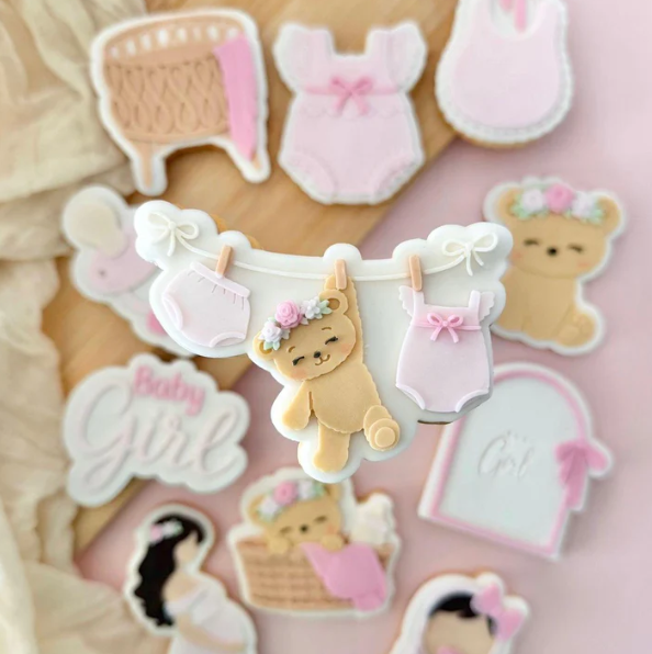 BABY GIRL 3 - Hängender Teddybär