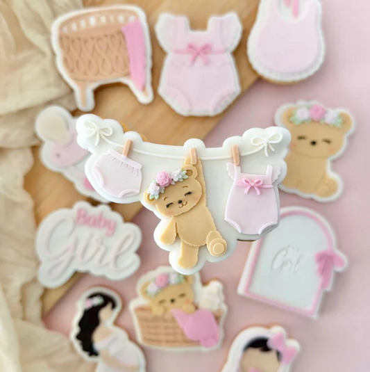 BABY GIRL 3 - Hängender Teddybär
