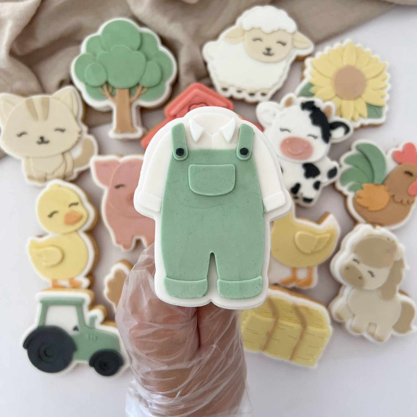 BAUERNHOF (2) 6 - Bauernoutfit (Ausstechform und Stamp)