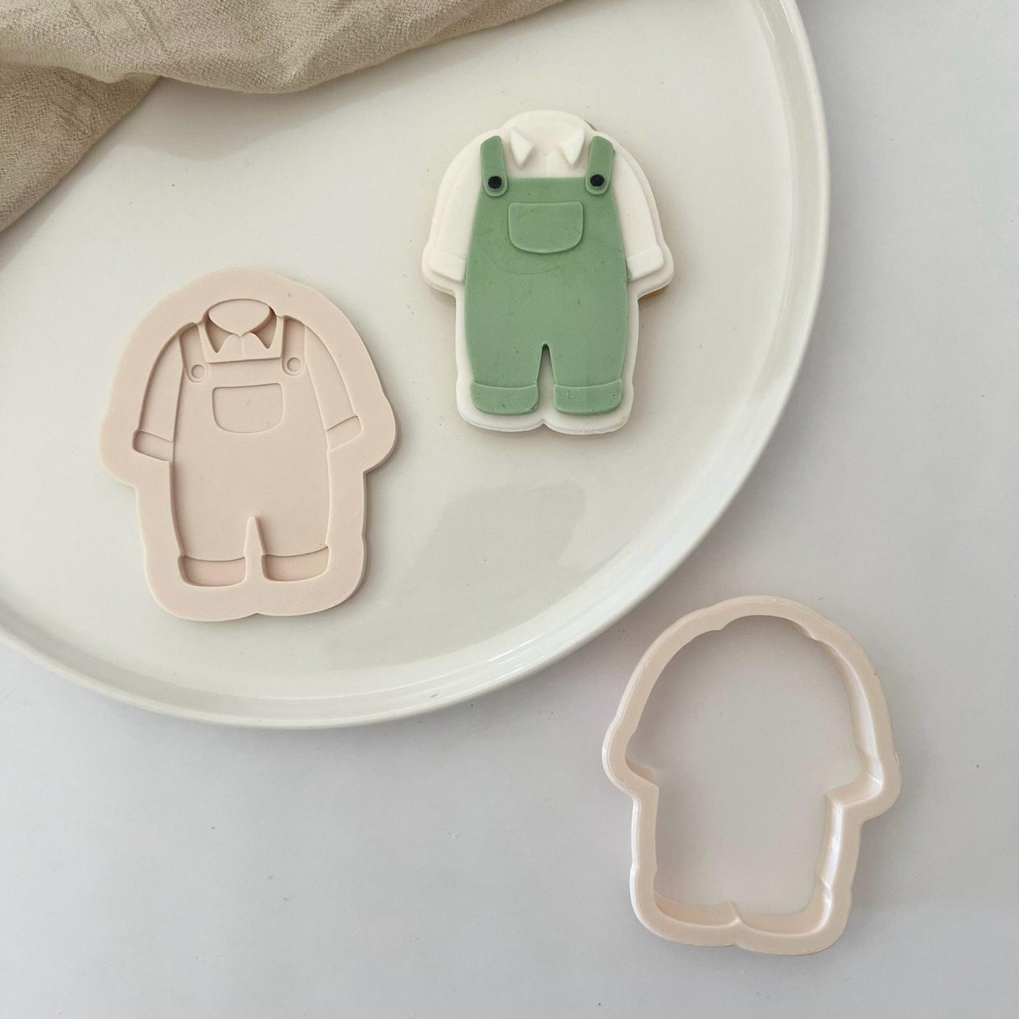 BAUERNHOF (2) 6 - Bauernoutfit (Ausstechform und Stamp)