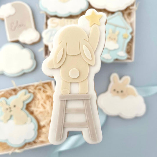 WOLKENHASE 4 - Kaninchen auf dem Hocker (Ausstechform und Stamp)