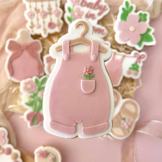 BABY IN BLOOM 10 - Baby-Overalls (Ausstechform und Stamp)