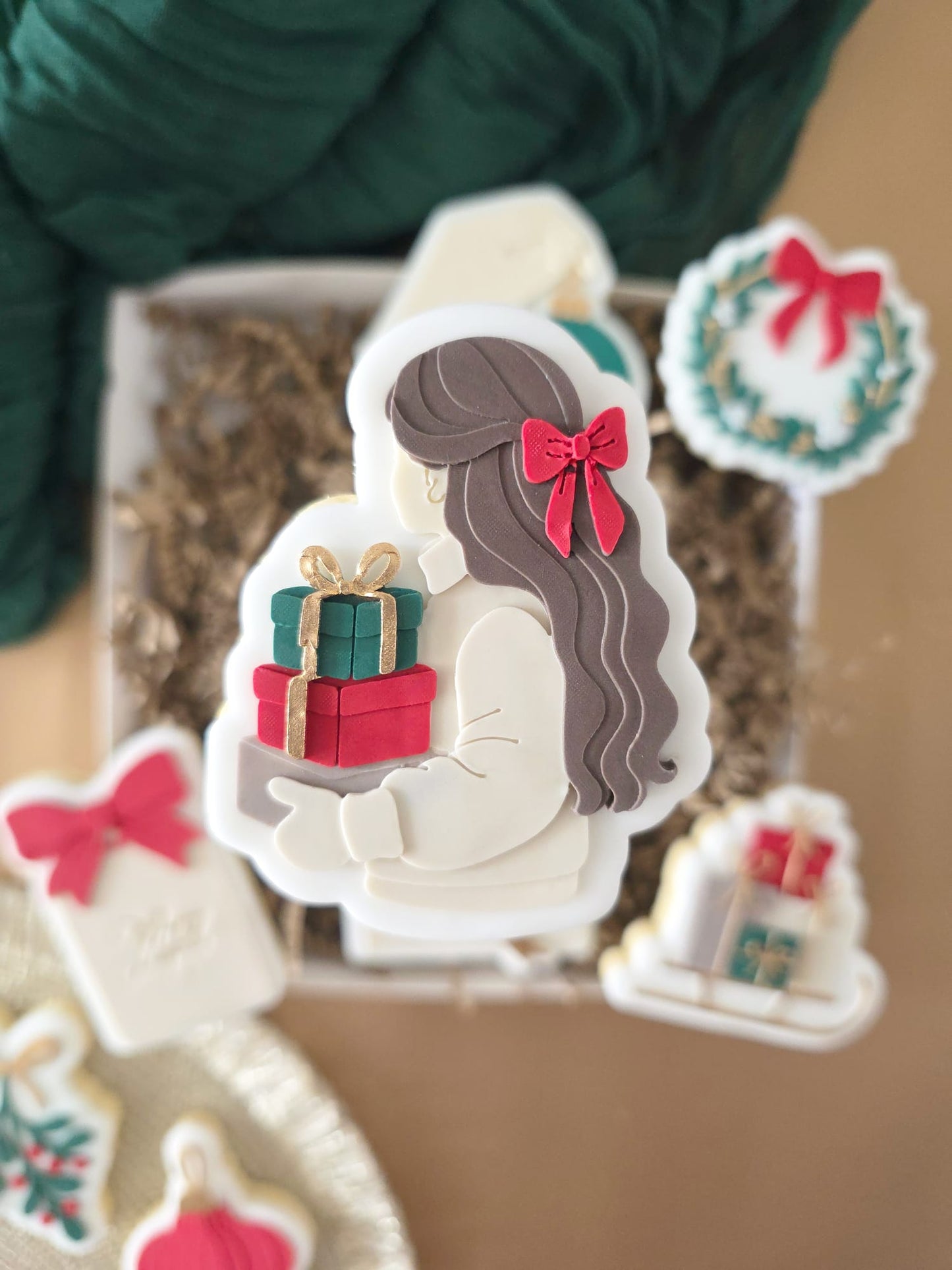 WEIHNACHTEN 2025 - 65 Mädchen mit Geschenken