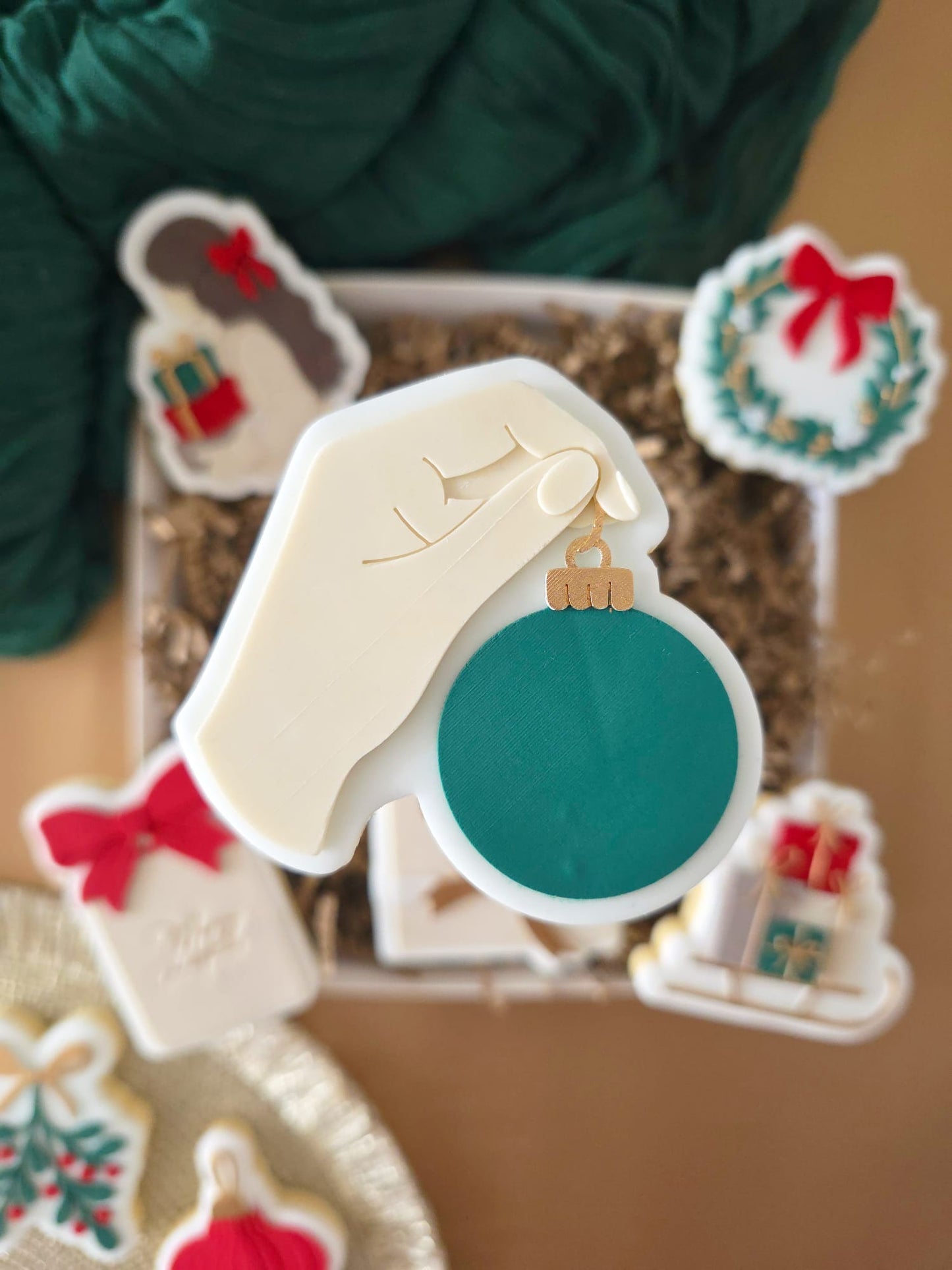 WEIHNACHTEN 2025 - 63 Kugel in der Hand