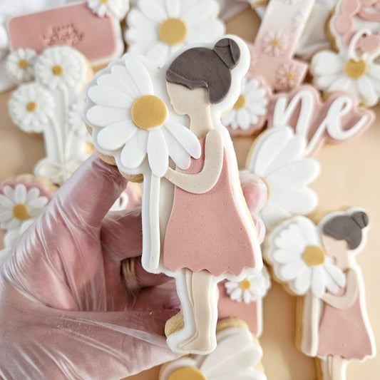GÄNSEBLÜMCHEN 8 - Kleines Mädchen mit Margerite (Ausstechform und Stamp)