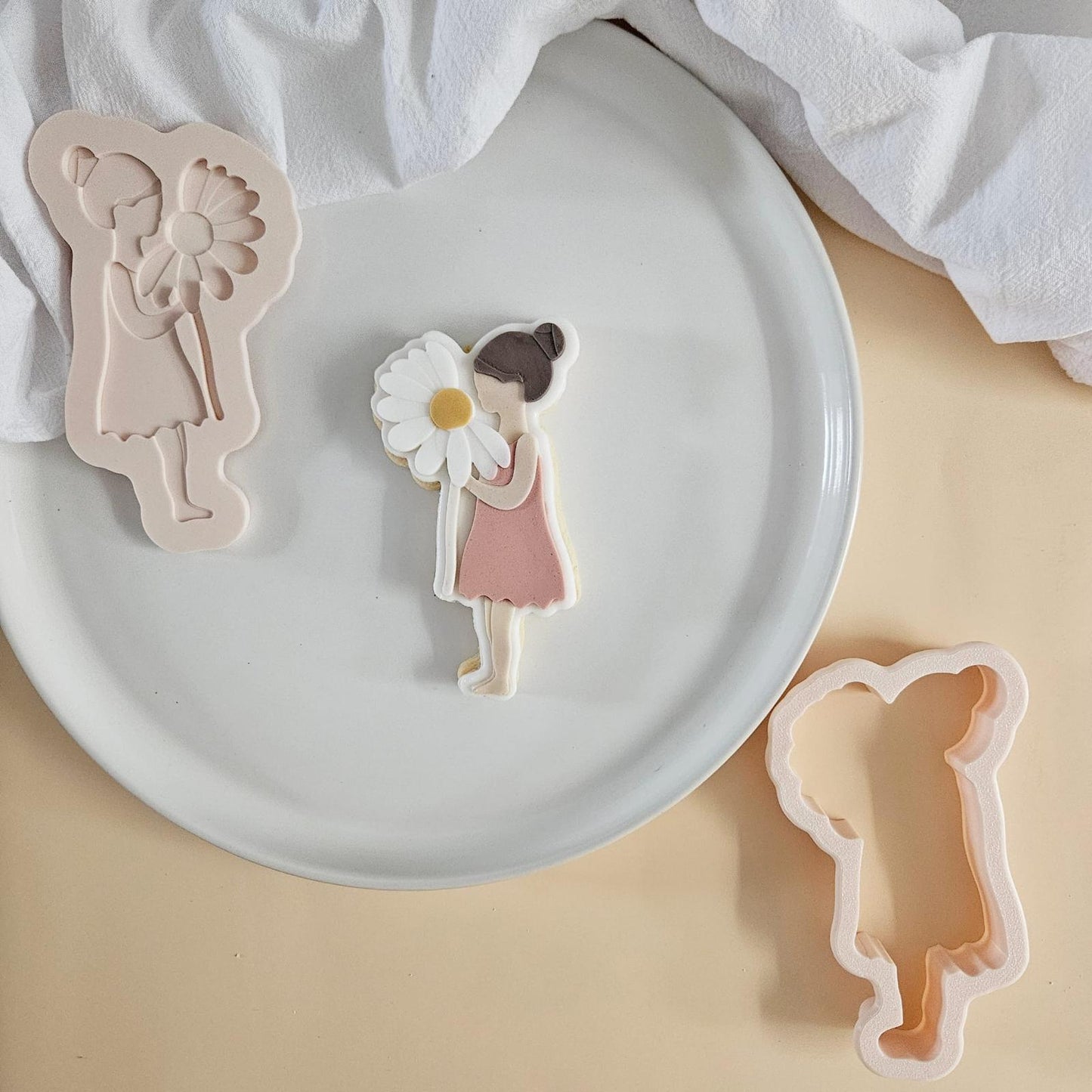GÄNSEBLÜMCHEN 8 - Kleines Mädchen mit Margerite (Ausstechform und Stamp)