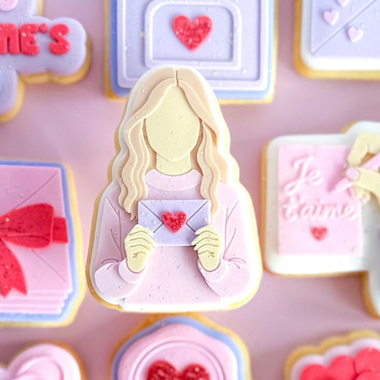 VALENTINSTAG 2026 20 - Mädchen mit Umschlag